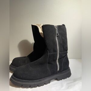 Like new women’s Blondo Black fuzzy zip up Boots 8M